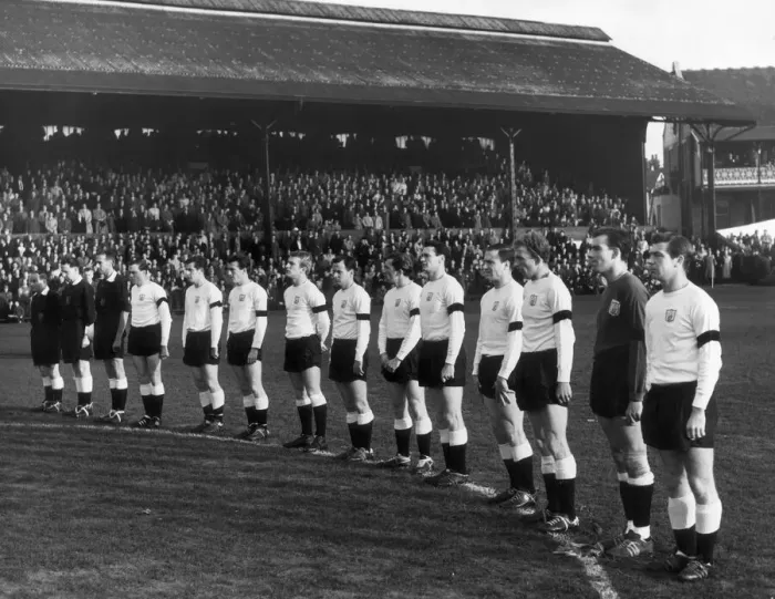Framed Print : Fulham v Sheffield United 23-11-1963 Fulham team line up before the kick off for Framed Print : Fulham v Sheffield United 23-11-1963 Fulham team line up before the kick off for
