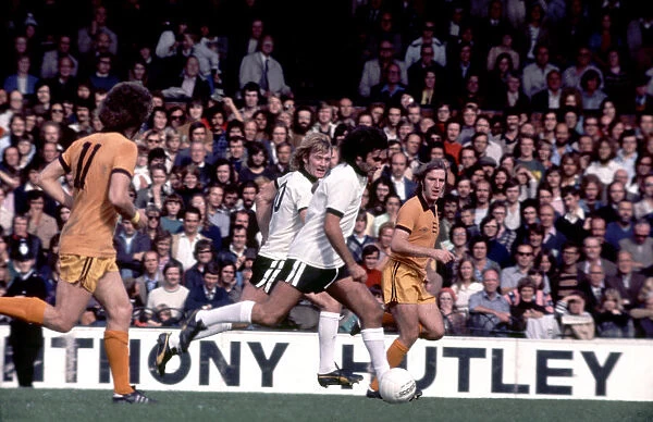 Fulham v Wolverhampton Wanderers. Rodney Marsh and George Best