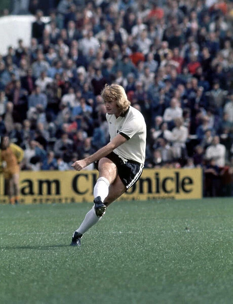 Fulham v Wolverhampton Wanderers. Rodney Marsh in action. 11th September 1976