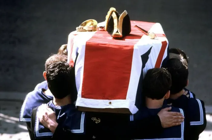 Framed Print : Funeral of Earl Mountbatten Pallbearers carry coffin 1979 Bearer party from HMS