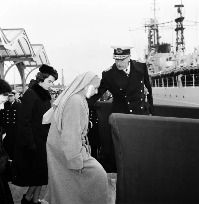 Framed Print : The funeral of Edwina Mountbatten, Countess Mountbatten of Burma aboard HMS Wakeful off Framed Print : The funeral of Edwina Mountbatten, Countess Mountbatten of Burma aboard HMS Wakeful off