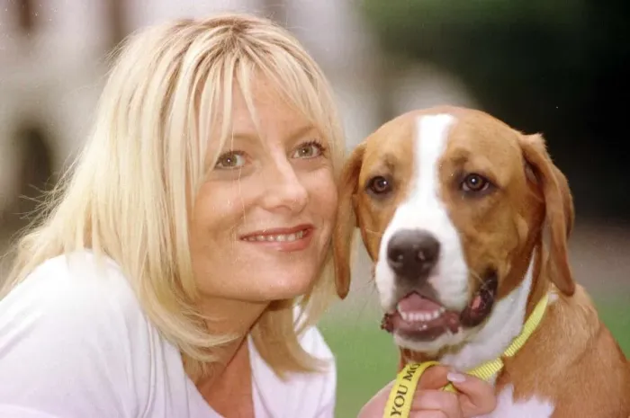 Framed Print : Gabby Roslin TV Presenter with a stray dog, August 1999 Timmy a boxer cross Framed Print : Gabby Roslin TV Presenter with a stray dog, August 1999 Timmy a boxer cross