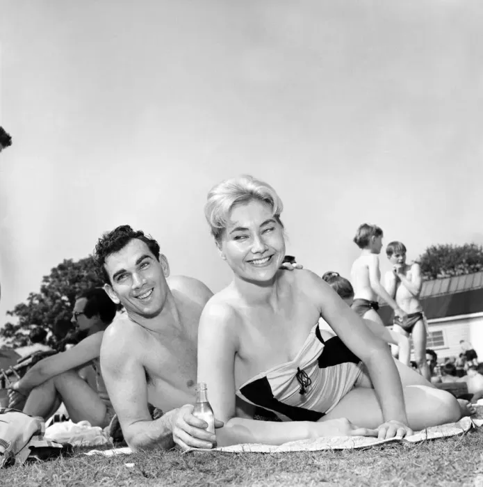 Framed Print : Galleon Pool: 21 year old Wendy Newgrosh from Prestwich Lanes. June 1960 M4290 Framed Print : Galleon Pool: 21 year old Wendy Newgrosh from Prestwich Lanes. June 1960 M4290