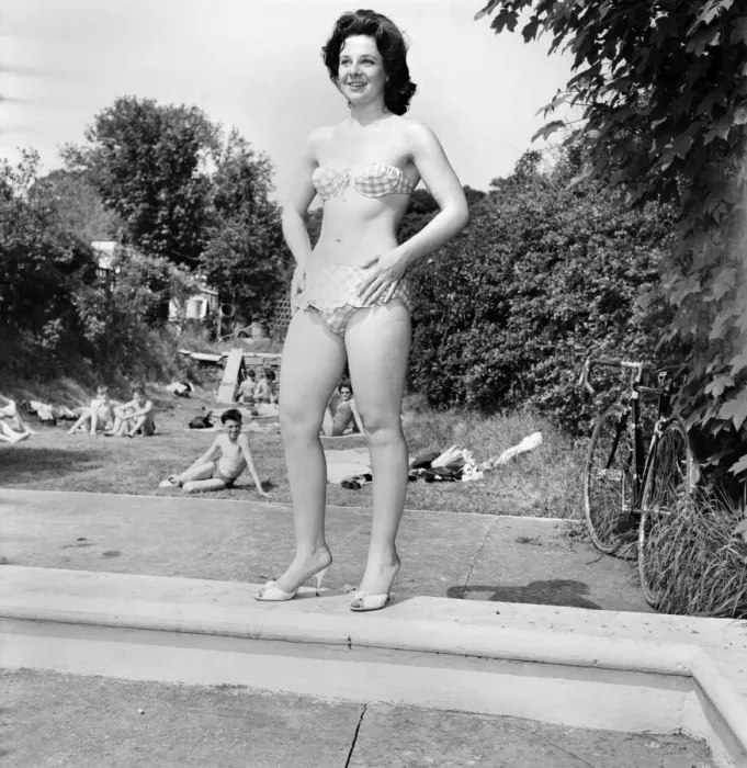 Framed Print : Galleon Pool: 21 year old Wendy Newgrosh from Prestwich Lanes. June 1960 M4290-002 Framed Print : Galleon Pool: 21 year old Wendy Newgrosh from Prestwich Lanes. June 1960 M4290-002