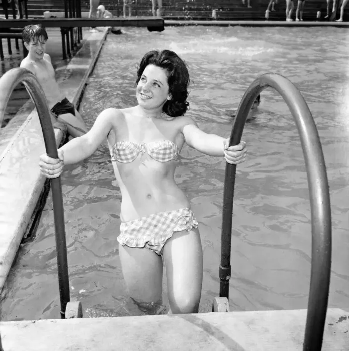 Framed Print : Galleon Pool: 21 year old Wendy Newgrosh from Prestwich Lanes. June 1960 M4290-006 Framed Print : Galleon Pool: 21 year old Wendy Newgrosh from Prestwich Lanes. June 1960 M4290-006