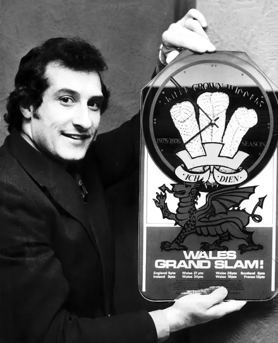 Framed Print : Gareth Edwards rugby union polayer for Cardiff and Wales a scrum half pictured with a
