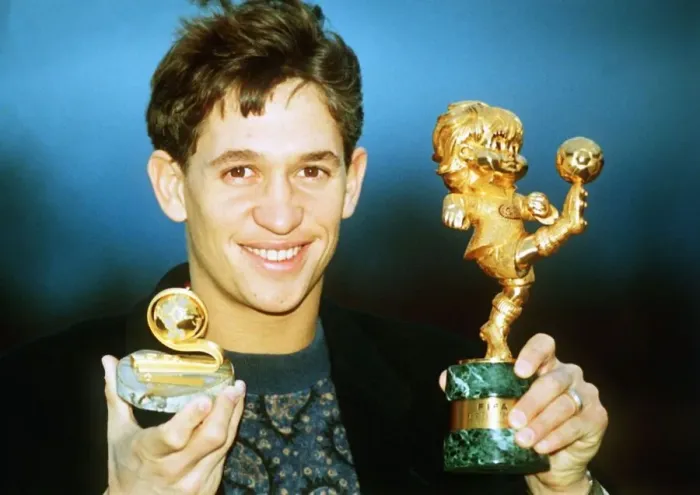 Framed Print : Gary Lineker with his special award and Englands fairplay Award 1991 Framed Print : Gary Lineker with his special award and Englands fairplay Award 1991