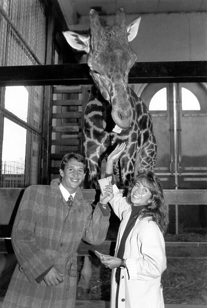 Gary Lineker with wife Michelle and Gary the Giraffe. October 1989 P000673