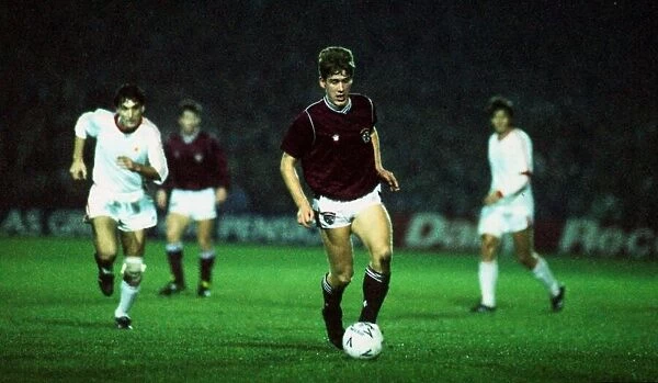 Gary MacKay in action for Hearts Hearts versus Velez Mostar UEFA Cup football