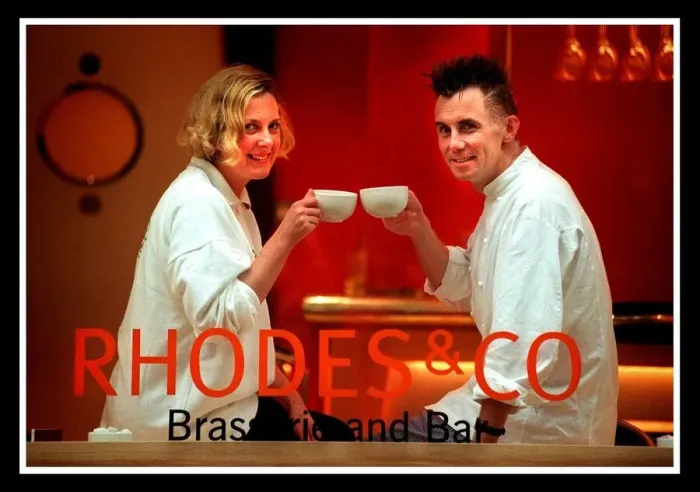 Framed Print : Gary Rhodes with Angela Jameson in his restaurant September 1999 Framed Print : Gary Rhodes with Angela Jameson in his restaurant September 1999