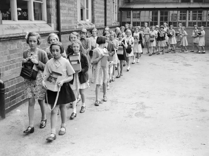 Framed Print : A gas mask lesson at Bromsgrove school 22nd September 1939 Framed Print : A gas mask lesson at Bromsgrove school 22nd September 1939