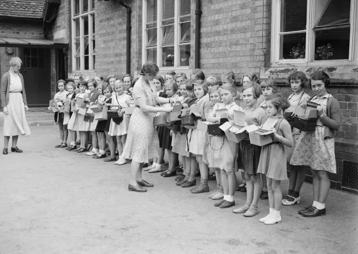 Framed Print : A gas mask lesson at Bromsgrove school 22nd September 1939 Framed Print : A gas mask lesson at Bromsgrove school 22nd September 1939