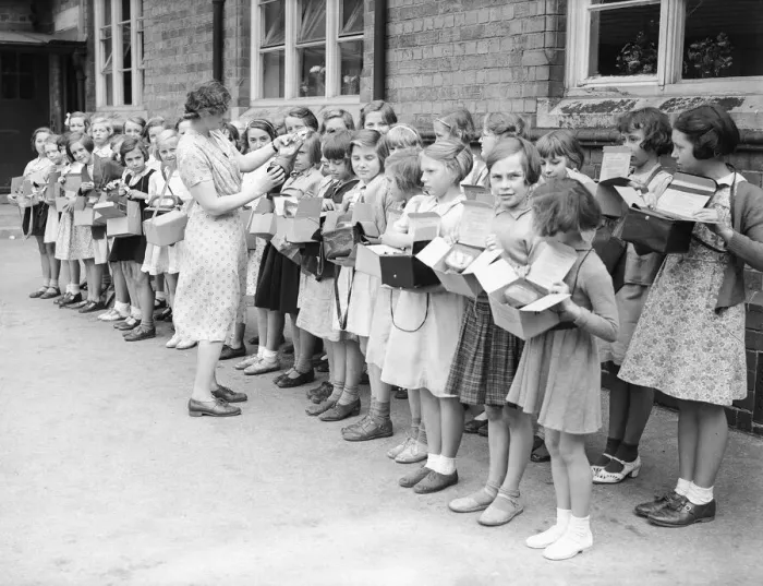 Framed Print : A gas mask lesson at Bromsgrove school 22nd September 1939 Framed Print : A gas mask lesson at Bromsgrove school 22nd September 1939