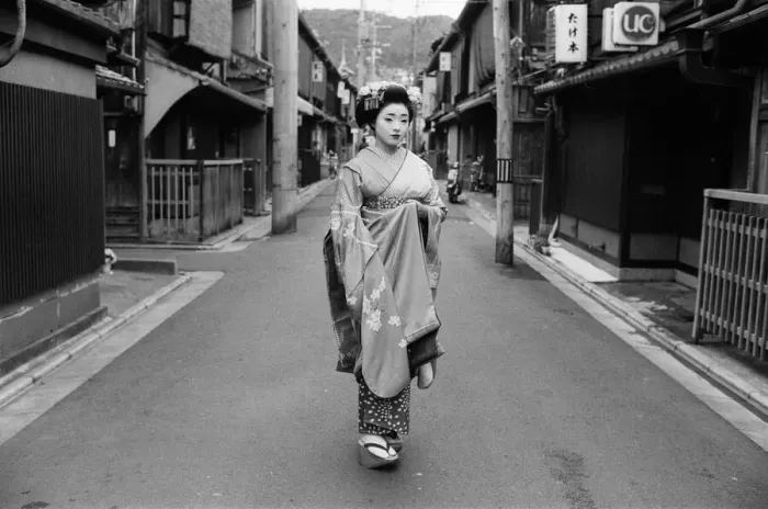 Framed Print : Geisha girl, Katsuno, pictured outside her Geisha House in Kyoto, Japan, 8th March 1982 Framed Print : Geisha girl, Katsuno, pictured outside her Geisha House in Kyoto, Japan, 8th March 1982