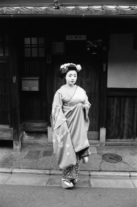 Framed Print : Geisha girl, Katsuno, pictured outside her Geisha House in Kyoto, Japan, 8th March 1982 Framed Print : Geisha girl, Katsuno, pictured outside her Geisha House in Kyoto, Japan, 8th March 1982