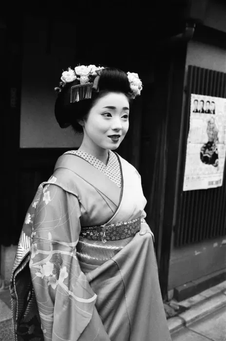 Framed Print : Geisha girl, Katsuno, pictured outside her Geisha House in Kyoto, Japan, 8th March 1982 Framed Print : Geisha girl, Katsuno, pictured outside her Geisha House in Kyoto, Japan, 8th March 1982