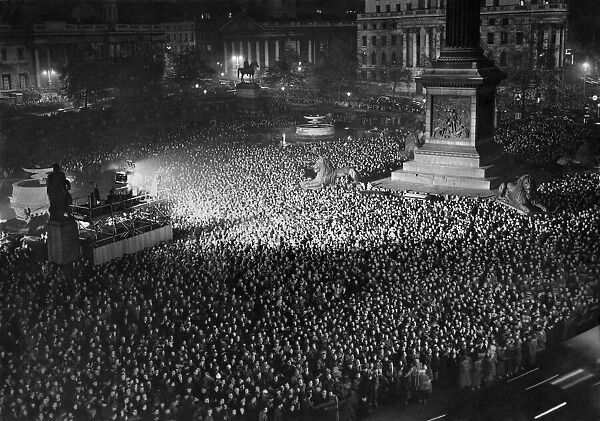 General Elections 1951: Crowd of thousands jam Trafalgar square to see the Daily Mail