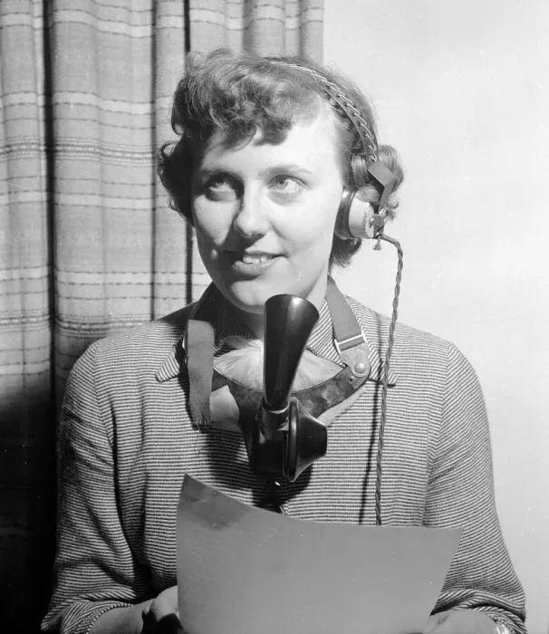 Framed Print : General Post Office golden voice operator winner for 1954. 2nd March 1954 Framed Print : General Post Office golden voice operator winner for 1954. 2nd March 1954