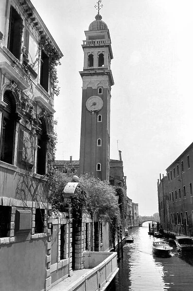 General scenes in Venice. April 1975 75-2202-009