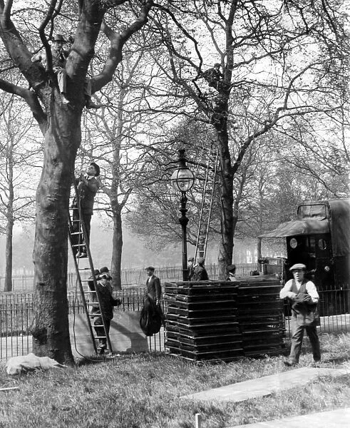 General Strike 1926. Feeding Field telephone lines in Hyde Park, London