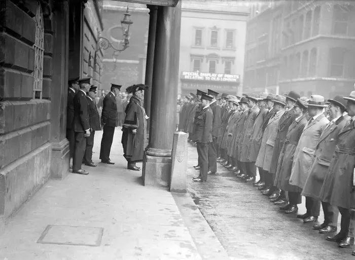 Framed Print : General Strike Scene May 1926 Lord Mayor of London Sir W Pryke addresing city Framed Print : General Strike Scene May 1926 Lord Mayor of London Sir W Pryke addresing city