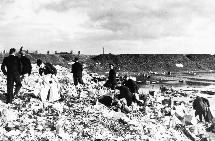 Framed Print : General view of unemployed workers from Cardiff picking over a rubbish tip in 1938 Framed Print : General view of unemployed workers from Cardiff picking over a rubbish tip in 1938