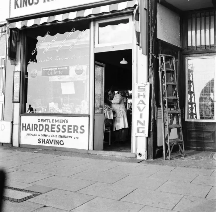Framed Print : Gentlemens hairdressers in the Kings Road, Brighton, East Sussex. November 1953