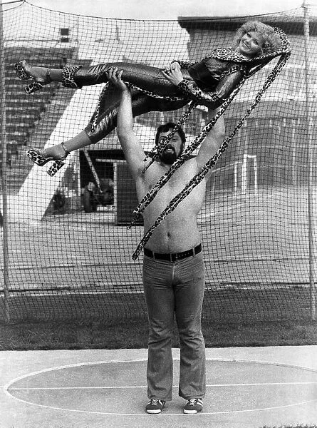 Geoff Capes all 6 4'and 22 stone lifts up Bobbie. September 1973 P035516