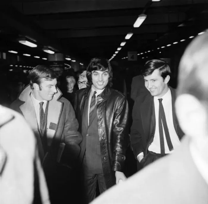 Framed Print : George Best arrives at Euston Station with members of Manchester United Football team for