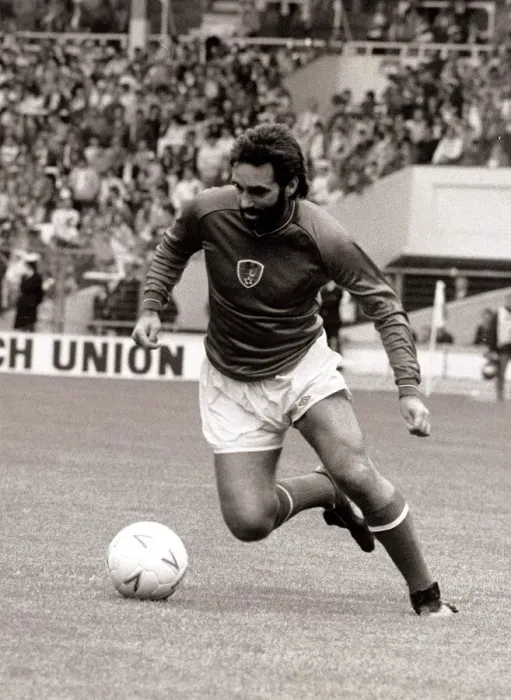 Framed Print : George Best Football Player - June 1986 aged 40 - in action in an exhibition Framed Print : George Best Football Player - June 1986 aged 40 - in action in an exhibition