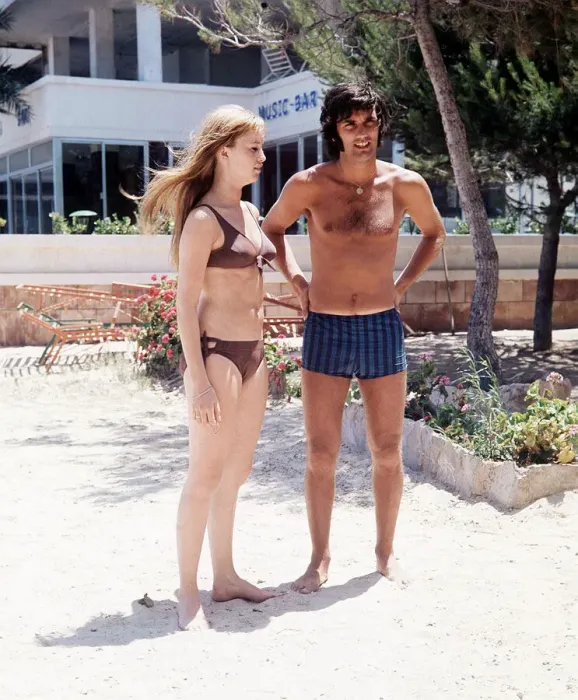 Framed Print : George Best football player and Susan George actress on holiday in Palma Nova Majorca Framed Print : George Best football player and Susan George actress on holiday in Palma Nova Majorca