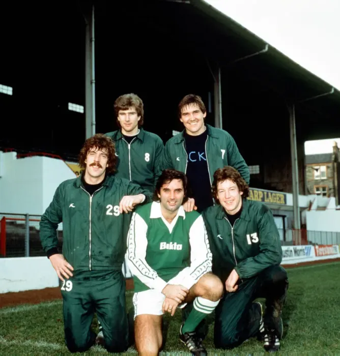 Framed Print : George Best at Hibernian. Flanked by team-mates Tony Higgins Framed Print : George Best at Hibernian. Flanked by team-mates Tony Higgins