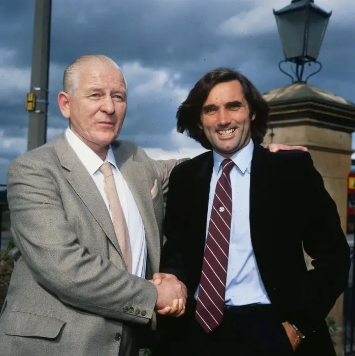 Framed Print : George Best Hibs Hibernian football player September 1980 With chairman Tom Hart Framed Print : George Best Hibs Hibernian football player September 1980 With chairman Tom Hart