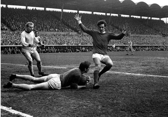 Framed Print : George Best of Manchester United is thwarted by goalkeeper Bill Glazier of Coventry City Framed Print : George Best of Manchester United is thwarted by goalkeeper Bill Glazier of Coventry City