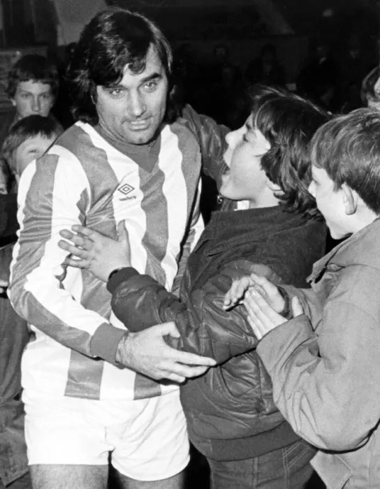 Framed Print : George Best meets the fans in the No. 7 Nuneaton Borough shirt