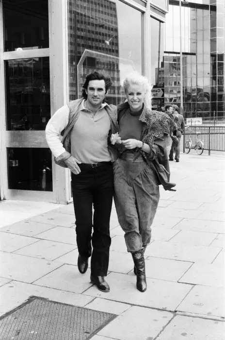 Framed Print : George Best and his wife Angie in London to promote Georges new autobiography Framed Print : George Best and his wife Angie in London to promote Georges new autobiography