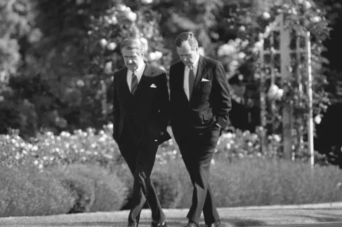 Framed Print : GEORGE BUSH AND HENRY CATTO, AMERICAN AMBASSADOR TO THE UK 21 / 06 / 1989 Framed Print : GEORGE BUSH AND HENRY CATTO, AMERICAN AMBASSADOR TO THE UK 21 / 06 / 1989