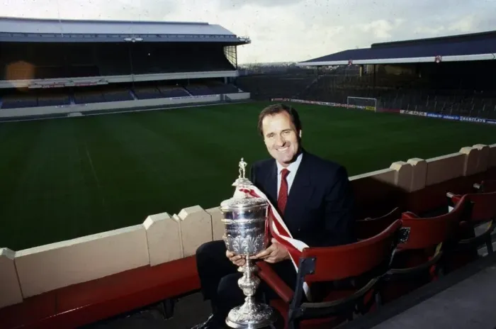 Framed Print : George Graham Arsenal football manager November 1987 Framed Print : George Graham Arsenal football manager November 1987