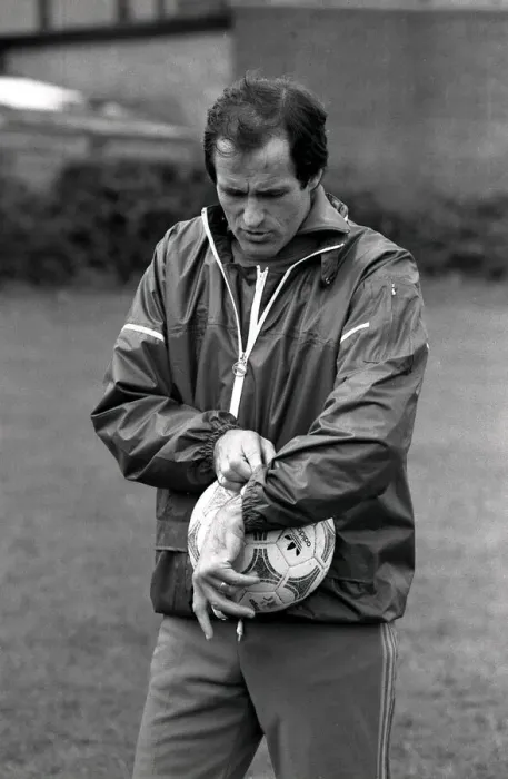 Framed Print : George Graham during a training session at Millwall 26 / 09 / 1984 Framed Print : George Graham during a training session at Millwall 26 / 09 / 1984