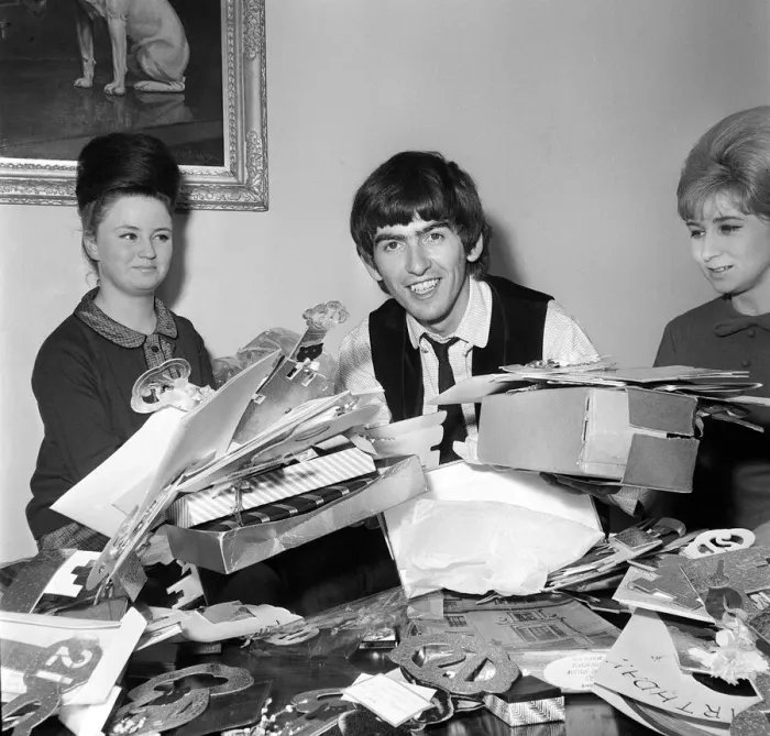 Framed Print : George Harrison, 21st birthday, with fan-club secretary Anne Collingham helping him sort Framed Print : George Harrison, 21st birthday, with fan-club secretary Anne Collingham helping him sort