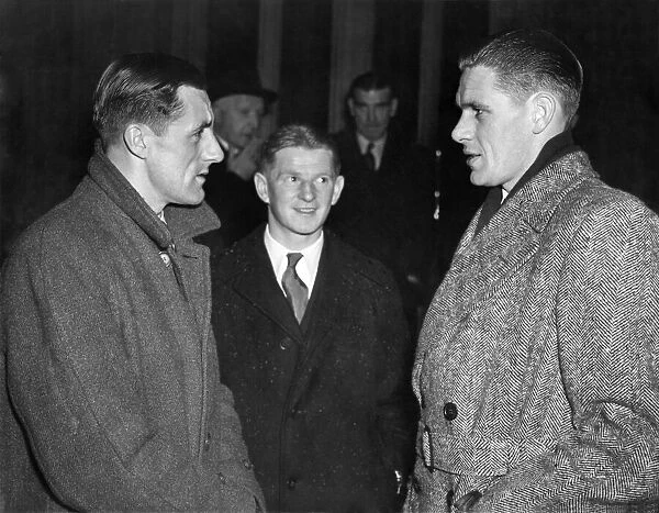 George Swindin (left) Arsenal goalkeeper, and Ted Ditchburn, Spurs Goalkeeper