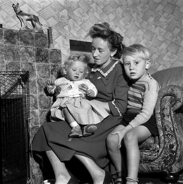 Georgina Brown had sight restored. Mother with Children. October 1952 C5112-002