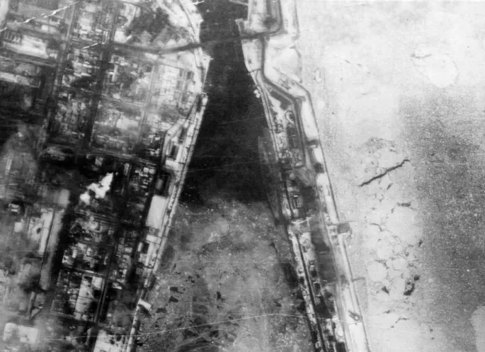Framed Print : The German battle cruiser Scharnhorst lying against the south wall of the Hipper Hafen Framed Print : The German battle cruiser Scharnhorst lying against the south wall of the Hipper Hafen