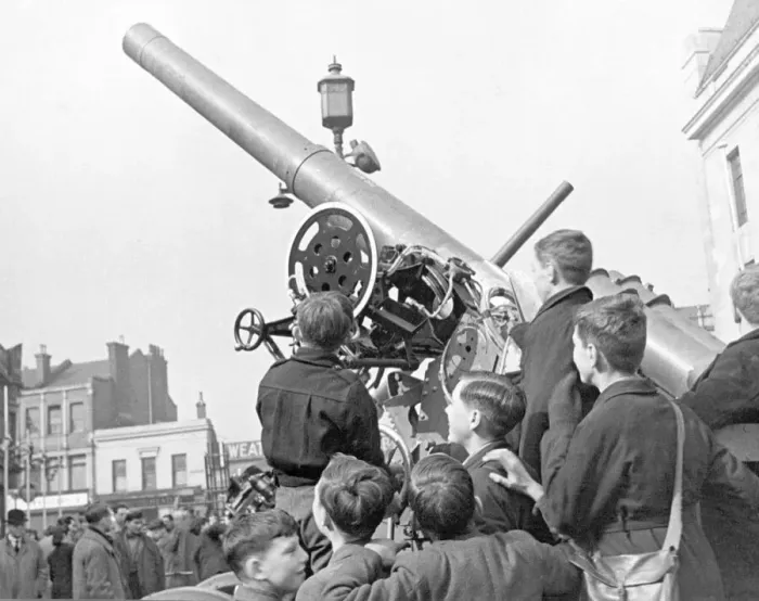 Framed Print : One of several German guns captured by the 8th Army in Libya arrive in Woolwich as Framed Print : One of several German guns captured by the 8th Army in Libya arrive in Woolwich as