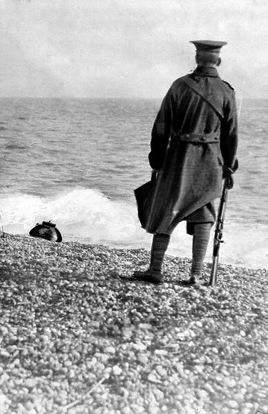 German mine washed ashore near the Suffolk village of Aldeburgh. January 1916 4316