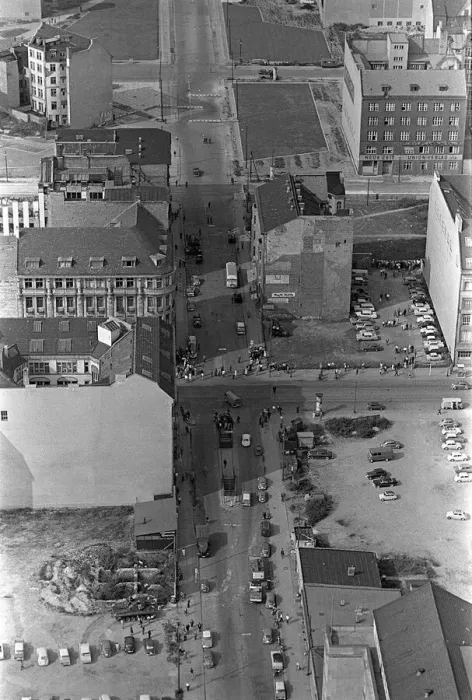 Framed Print : Germany Berlin Wall August 1961 Scenes of the Berlin Wall Aerial view East