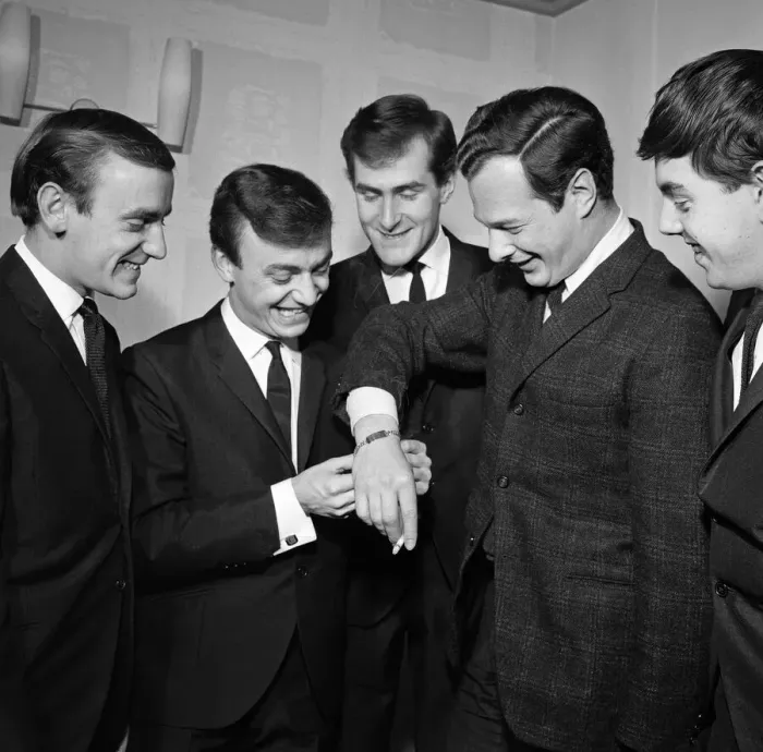 Framed Print : Gerry and the Pacemakers, who, on their way from Hanley in Staffordshire to Ipswich to Framed Print : Gerry and the Pacemakers, who, on their way from Hanley in Staffordshire to Ipswich to