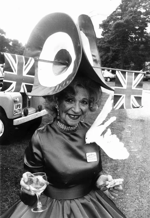 Framed Print : Gertrude Shilling in Union Jack flag hat at Royal Ascot in 1982