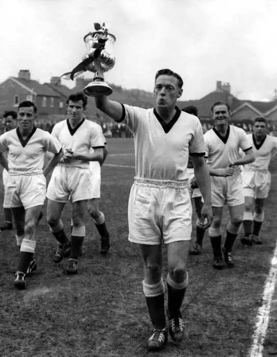 Framed Print : Giant-killersO skipper Frank Marshall holds the beribboned Cup aloft after Framed Print : Giant-killersO skipper Frank Marshall holds the beribboned Cup aloft after