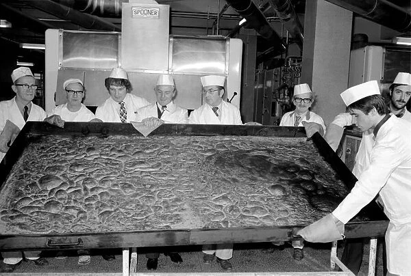 Giant  /  Unusual  /  Food. Yorkshire pudding king size. January 1975 75-00320-001